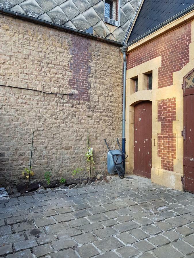 Appartement Atypique - 2 Chambres - Rue Calme Dans Centre Ville Sedan Exterior foto